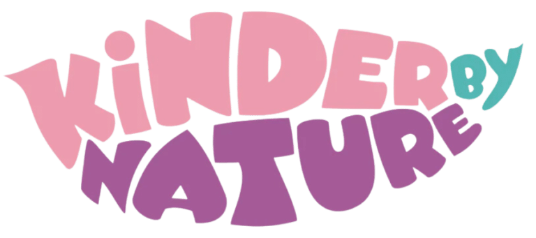 Logo marki Kinder by Nature – naturalnych, biodegradowalnych chusteczek nawilżanych bez parabenów, idealnych dla wrażliwej skóry dzieci.