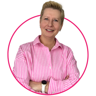 Zespół 11 Uśmiechnięta osoba o krótkich blond włosach ma na sobie różowo-białą koszulę zapinaną na guziki i biały smartwatch. Jej ramiona są skrzyżowane. Stoi wewnątrz różowej okrągłej ramki na białym tle.