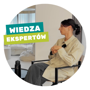 kobieta siedzi na krześle w oliwkowej koszuli. Kadr z wywiadu z ekspertem na temat nawodnienia.