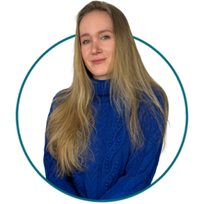 Kobieta w blond włosach w niebieskim swetrze